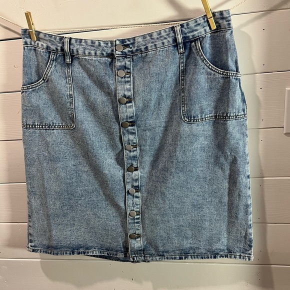 Light Wash Denim Skirt – 3XL – Button Front - Picture 3 of 7